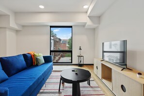 TV, offices - CozySuites Mass w/ parking, lounge & roof deck #16 (Indianapolis)