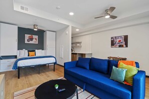 Desk, iron/ironing board, WiFi, bed sheets - CozySuites Mass w/ parking, lounge & roof deck #16 (Indianapolis)