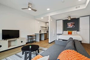 Skrivebord, strygejern/strygebræt, Wi-Fi, sengetøj