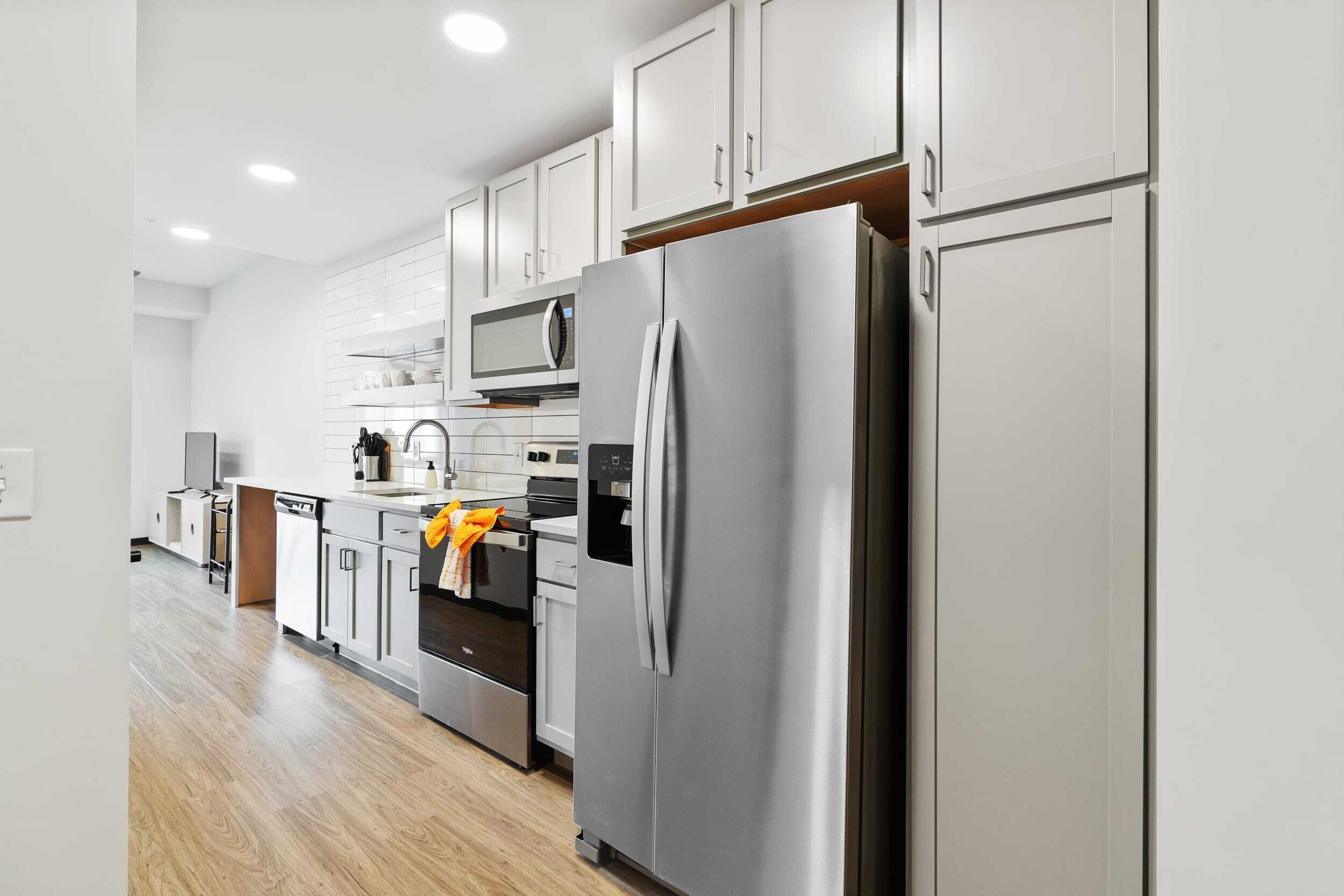 Refrigerador, microondas, horno y parrilla de estufa 