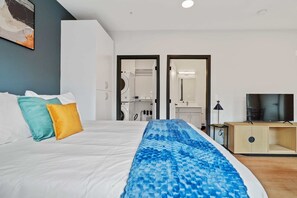 Desk, iron/ironing board, WiFi, bed sheets