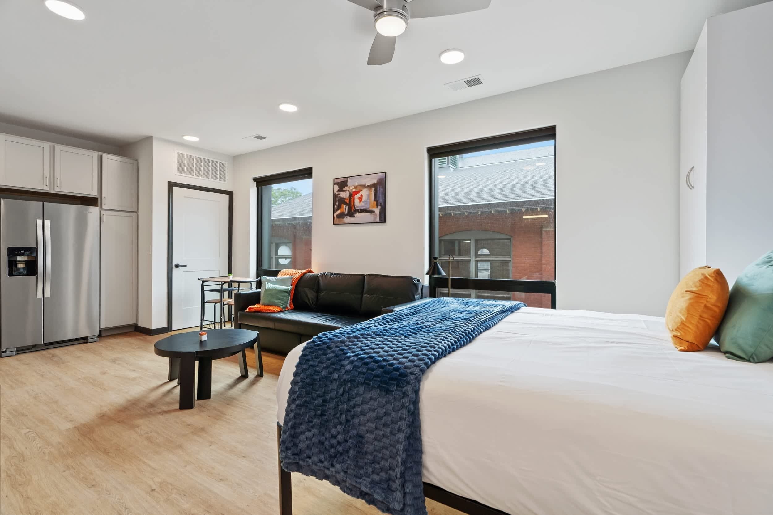 Desk, iron/ironing board, WiFi, bed sheets