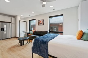 Escritorio, tabla de planchar con plancha, wifi y ropa de cama