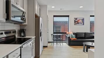 Frigorifero, microonde, forno, piano cottura