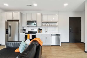 Fridge, microwave, oven, stovetop - CozySuites Mass with parking, lounge and roof deck 19 (Indianapolis)