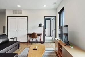 TV, offices - CozySuites Mass w/ parking, lounge & roof deck #20 (Indianapolis)