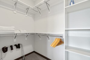 Interior - CozySuites Mass w/ parking, lounge & roof deck #21 (Indianapolis)