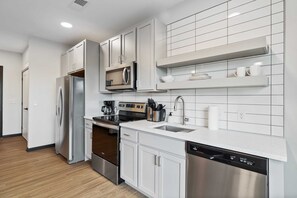 冷蔵庫、電子レンジ、オーブン、コンロ