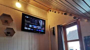 Familieleilighet, 3 soverom, hageutsikt | 3 soverom, skrivebord for bærbar PC og blendingsgardiner