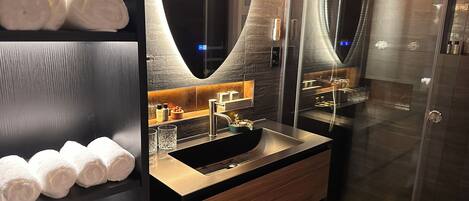 Douche, sèche-cheveux, serviettes fournies, savon