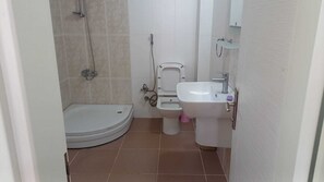 Appart'hôtel Confort, 3 chambres, non-fumeurs, côté jardin | Salle de bain | Chaussons