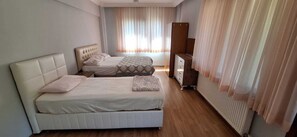 Condo tiện nghi đơn giản, 3 phòng ngủ, không hút thuốc, khu vực vườn | 3 phòng ngủ, màn/rèm cản sáng, phòng cách âm