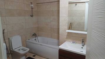 Appart'hÎtel Confort, 3 chambres, non-fumeurs, cÎté jardin | Salle de bain | Chaussons
