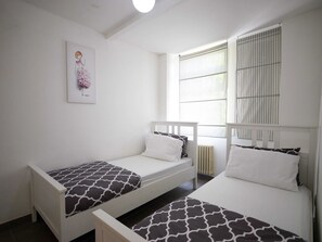 2 bedrooms, premium bedding, down comforters, iron/ironing board - Pottery House (Carate Urio)