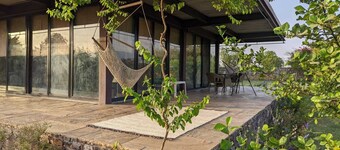 RajNikas Farm- Charming 2 BR Pet friendly Glass house farm with private pool