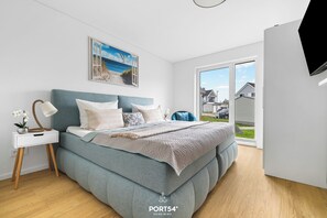 2 soverom, skrivebord, strykejern/-brett og reiseseng for barn