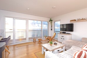 Fernseher, Kamin, Bücher, Stereoanlage