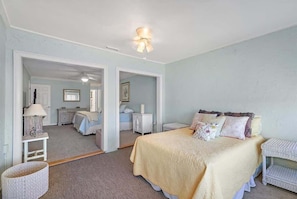 3 chambres, fer et planche à repasser, lit de bébé portatif