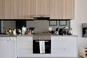 Geladeira, micro-ondas, fogão, cooktop