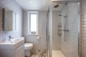 Shower, hair dryer, towels - Thames-side Retreat, by Veeve (London)