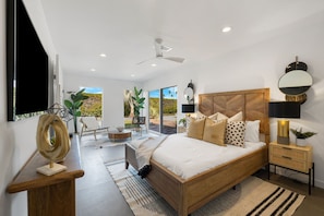 4 bedrooms, WiFi, bed sheets - Newly renovated 4-bedroom house with pool and two main suites in Palm Springs. (Palm Springs)