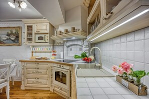 冷蔵庫、電子レンジ、オーブン、コンロ