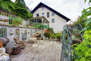 Outdoor dining - Royal Garden Suite (Skofja Loka)