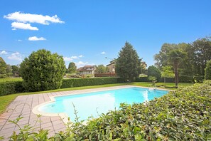 Familieleilighet, flere soverom (Angera Relax & Pool) | Basseng | Sesongbasert utendørsbasseng