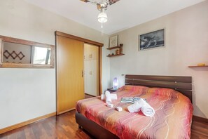 Familienapartment, Mehrere Schlafzimmer (Angera Relax & Pool) | 1 Schlafzimmer, kostenloses WLAN, Bettwäsche
