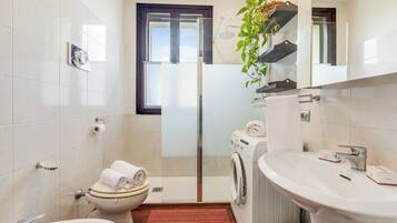 Apartemen Keluarga, beberapa kamar (Angera Relax & Pool) | Kamar mandi | Shower, kloset, handuk, dan sabun