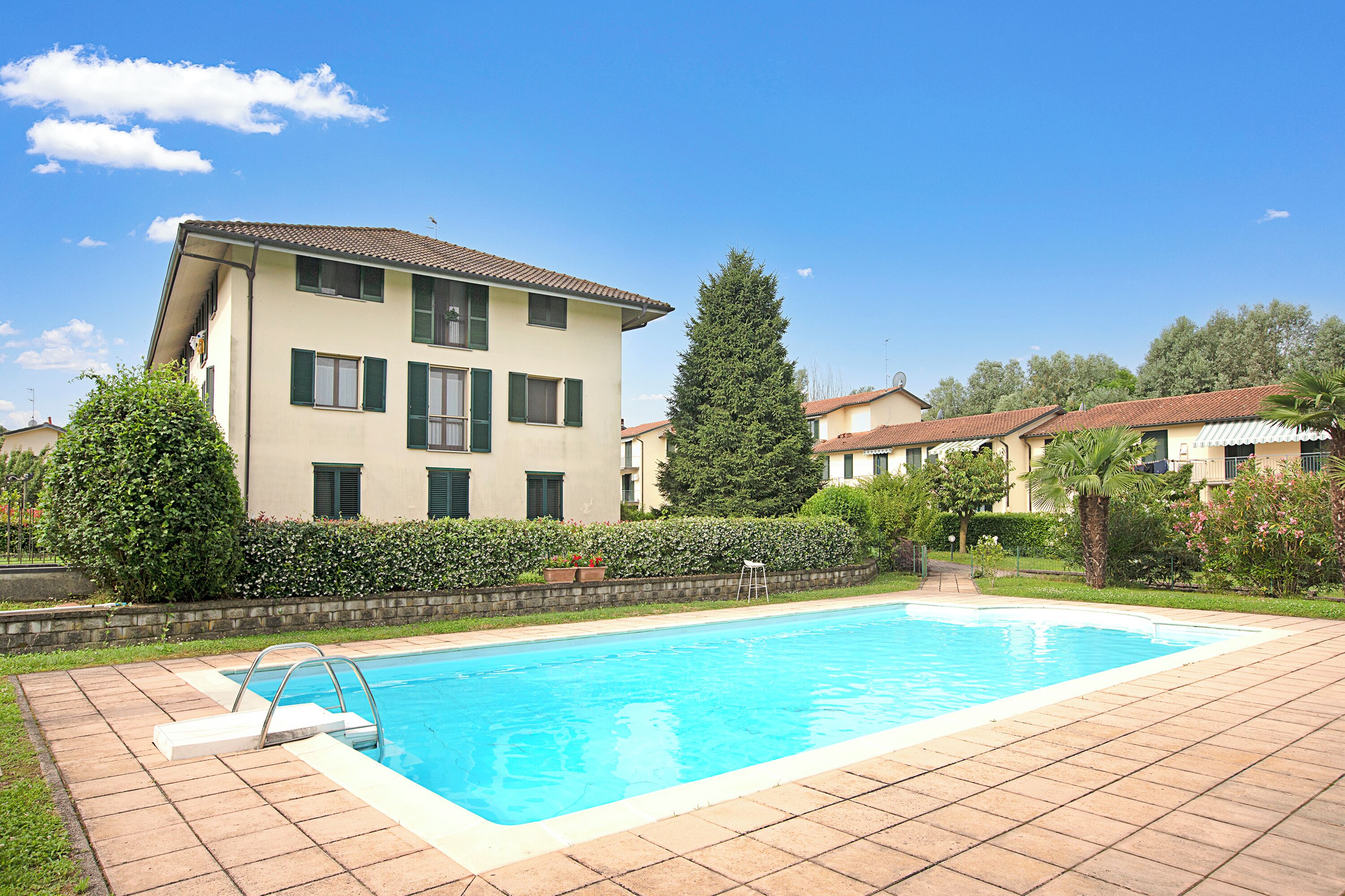 Familjelägenhet - flera sovrum (Angera Relax & Pool) | Pool | En säsongsöppen utomhuspool
