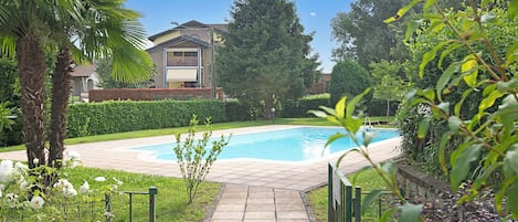 Departamento familiar, varias habitaciones (Angera Relax & Pool) | Alberca | Alberca al aire libre por temporada