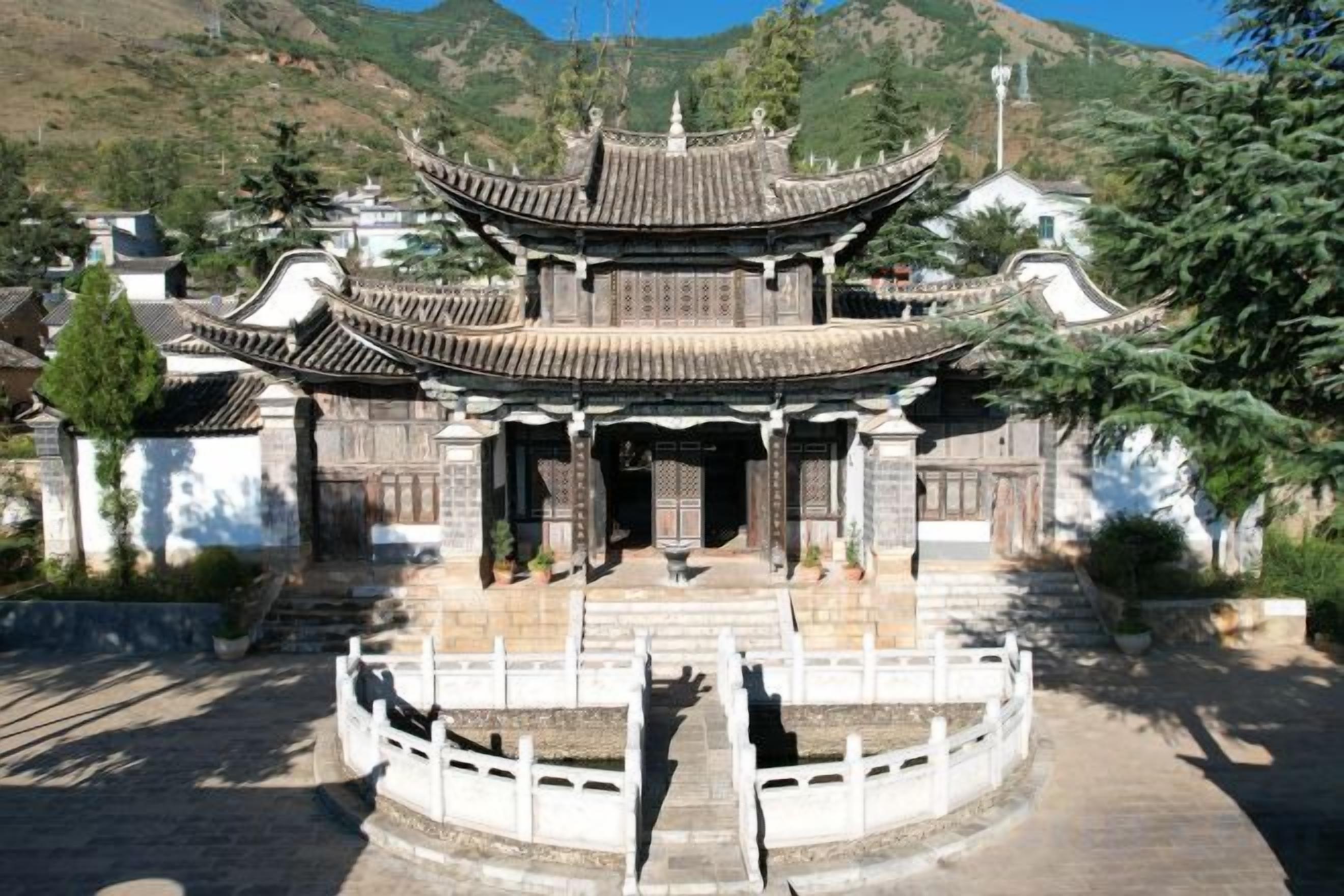 Ein traditionelles chinesisches Gebäude mit mehrstufiger Dacheindeckung und einem zentralen Innenhof.