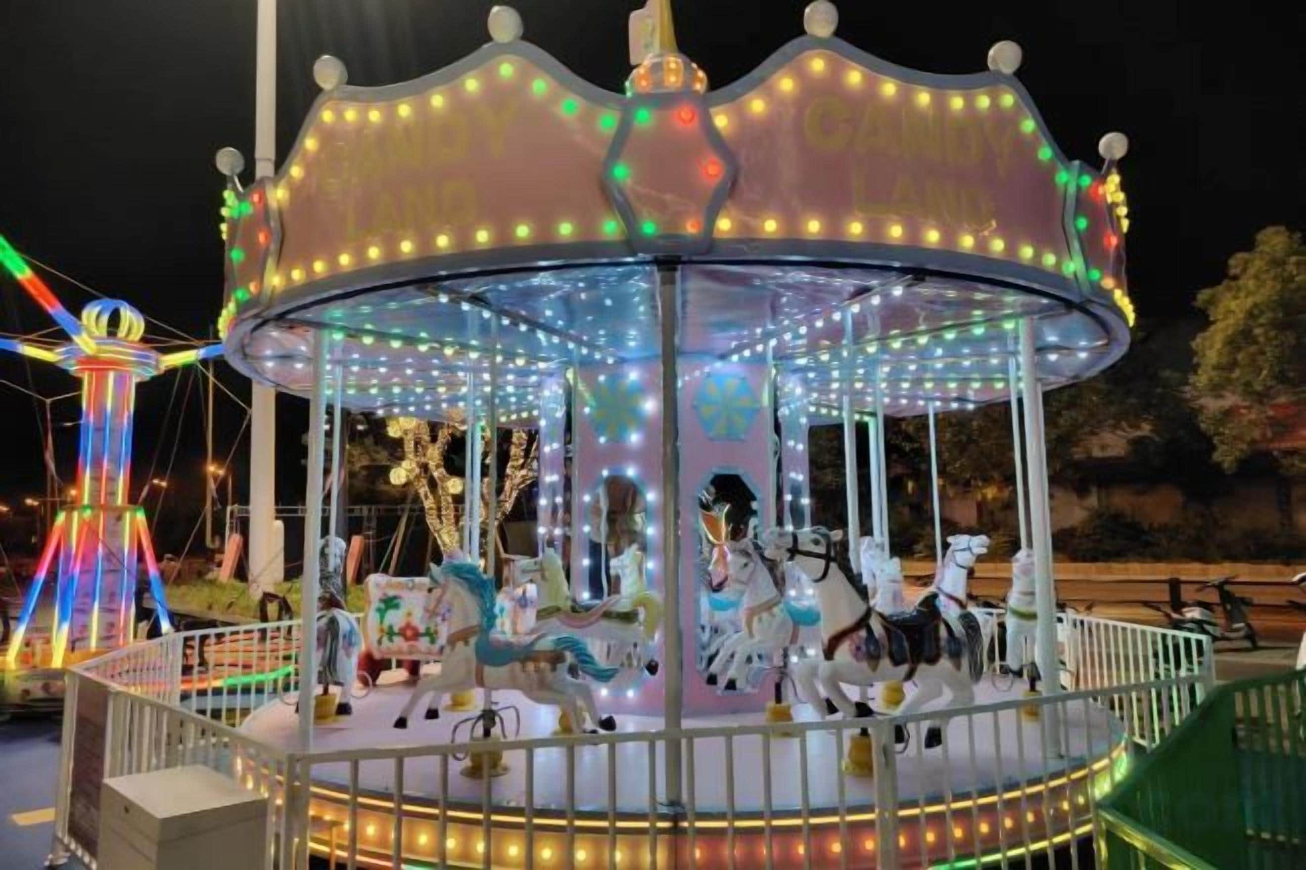 Un carrusel con luces iluminadas y detalles decorativos.