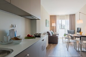 Kjøleskap, mikrobølgeovn, kaffetrakter/tekoker og vannkoker