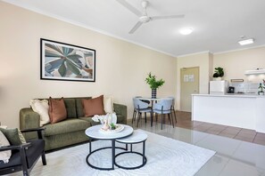 Comfort Apart Daire, Balkon | Oturma alanı | Uydu yayını kanalları bulunan 50 inç akıllı televizyon, Netflix 