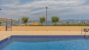 A swimming pool with a view of boats and a marina. - Flateli l'Escala Vista Mar (L'Escala)
