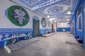 Siddeområde i lobbyen