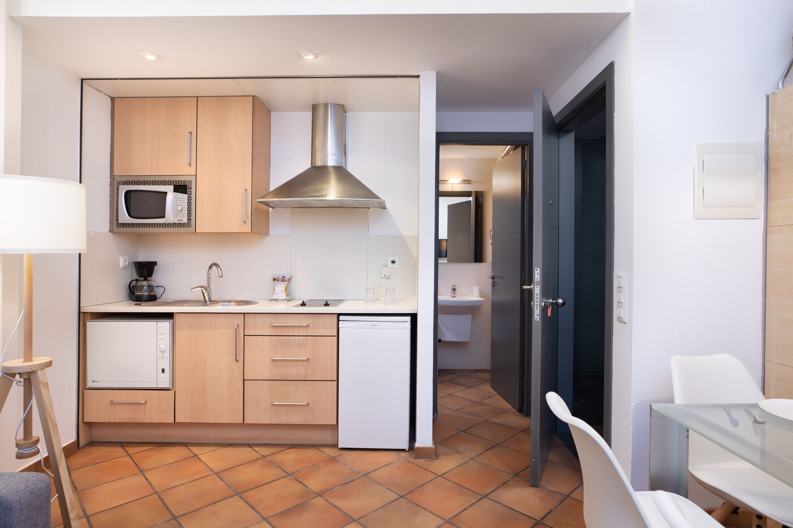 冷蔵庫、電子レンジ、食器洗い機、コーヒー / ティーメーカー