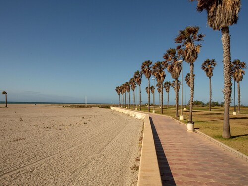 Beachside Apartment With Pool