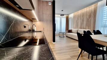 Großer Kühlschrank, Ofen, Herdplatte, Geschirrspüler