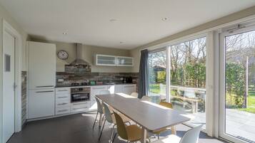 Een vaatwasser, een broodrooster, eettafels