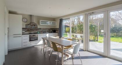 Modernes Ferienhaus mit Whirlpool, nur wenige Gehminuten vom Strand entfernt.