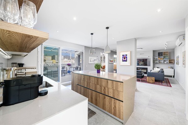 Luxury Apartment, 3 Bedrooms | Private kitchen | Full-sized fridge, microwave, oven, stovetop - Solaga - Alamos (Málaga)