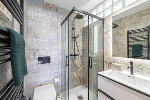Luxury Apartment, 3 Bedrooms | Bathroom | Shower, hair dryer, towels, soap