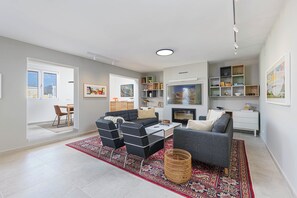 Appartement Luxe, 3 chambres | Coin séjour | Télévision à écran plat de 50 pouces avec chaînes par câble