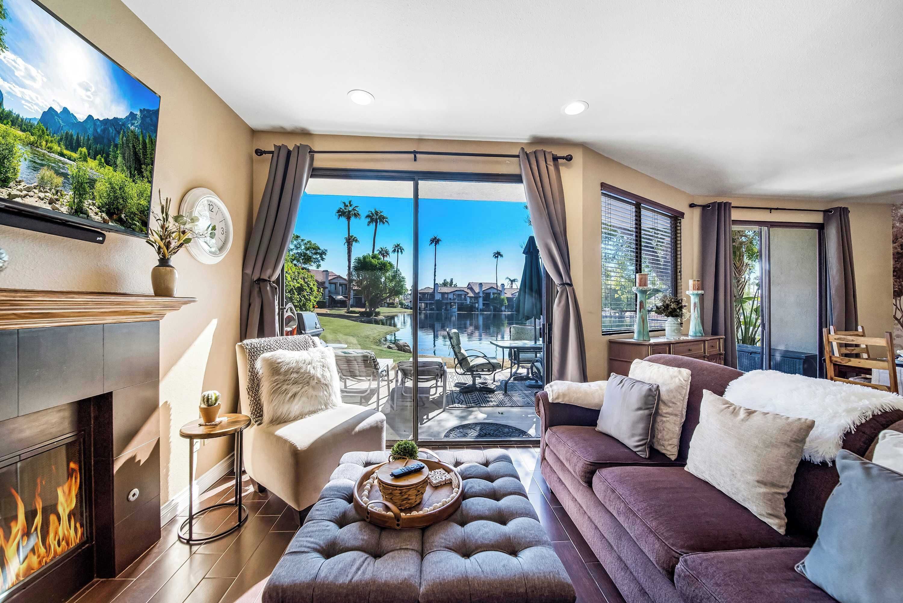 Una televisión, una chimenea, una oficina