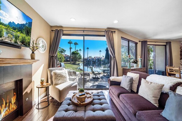 Télévision, cheminée, espaces bureaux