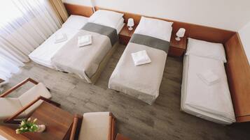 Economy Room, Multiple Beds, Non Smoking, Mountain View