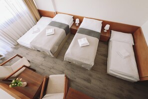 Økonomirom, flere senger, ikke-røyk, fjellutsikt | Skrivebord, wi-fi (inkludert) og sengetøy